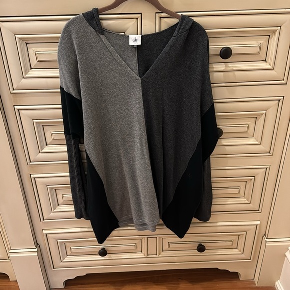Colorblock V-Neck Sweater - Picture 2 of 6